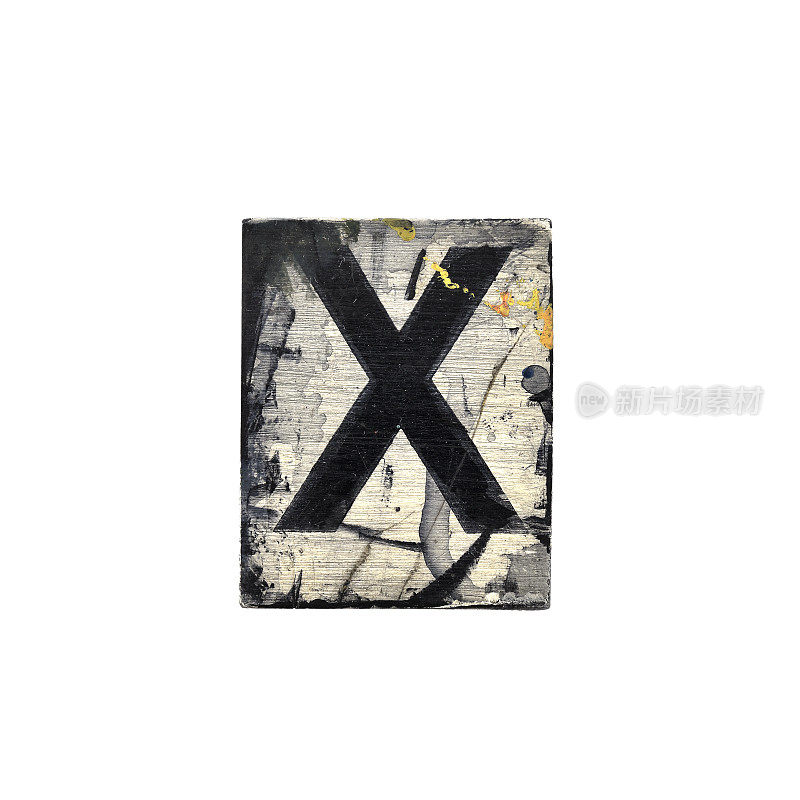 在白色背景上涂上油漆的木头上的垃圾大写字母，字母- X